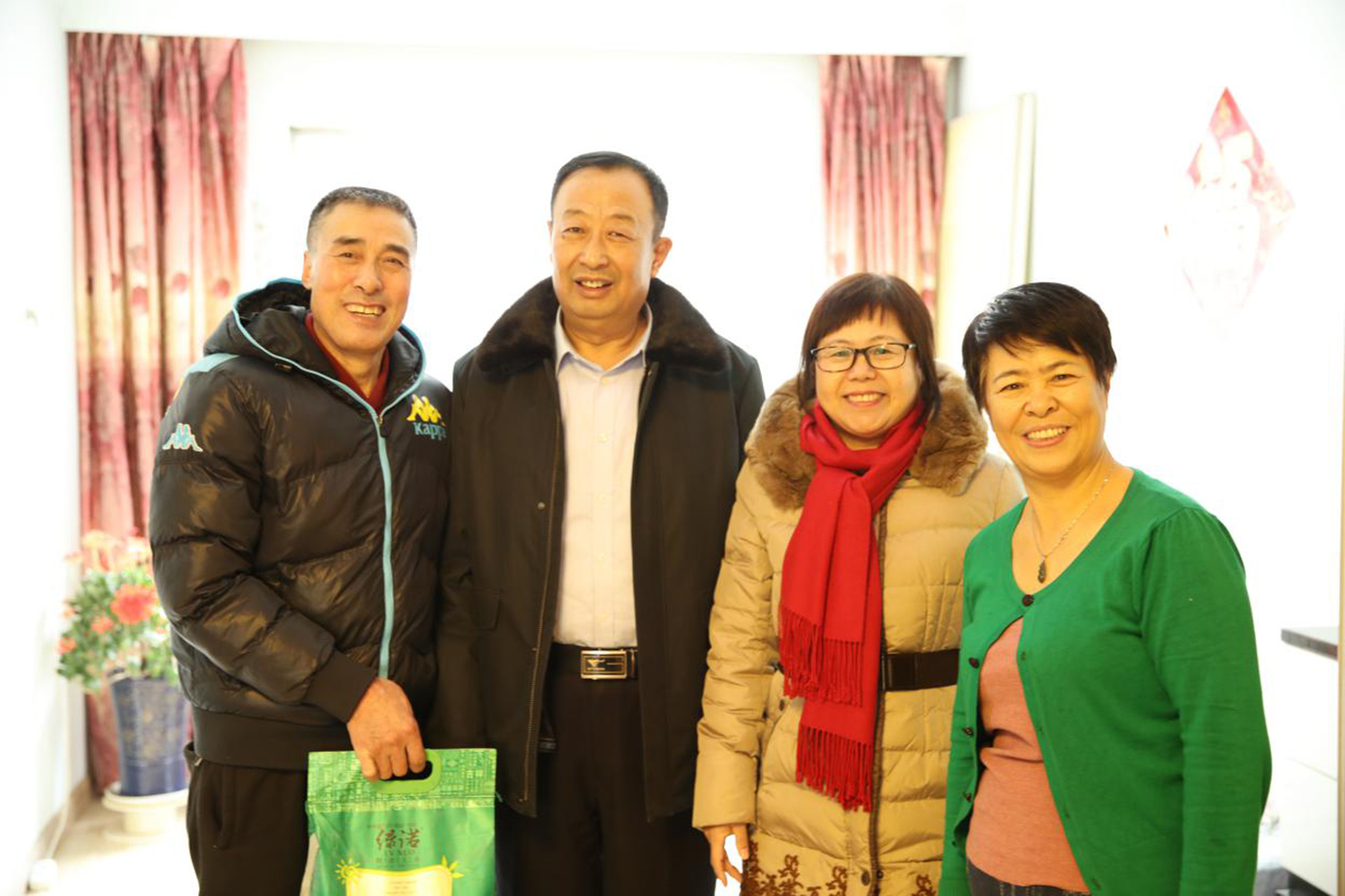 华人策略研究论坛党支部、工会 春节前夕看望员工及家属