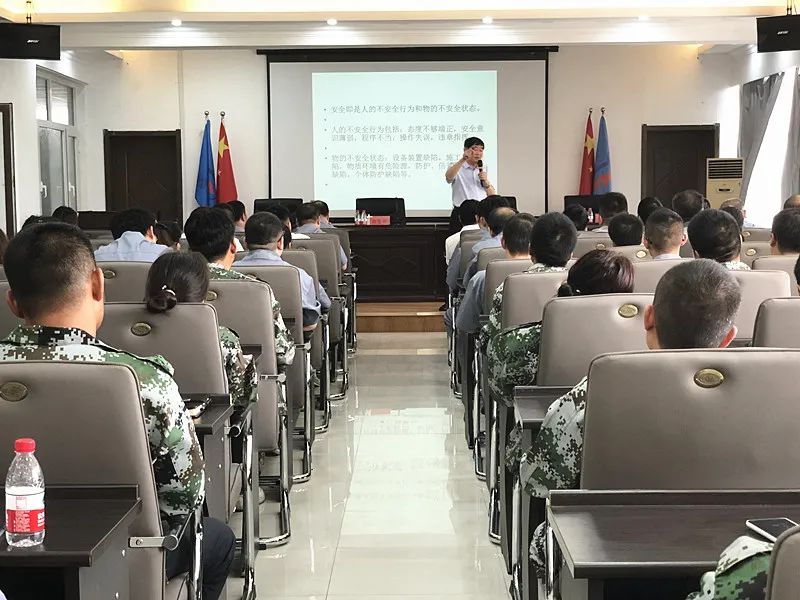 鑫丰集团举办“爱岗敬业 脚踏实地”管理人员培训会议