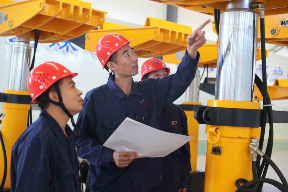 匠心筑梦谱新篇 创新驱动赢未来                ——“全国工人先锋号”鑫丰集团安装回撤车间风采